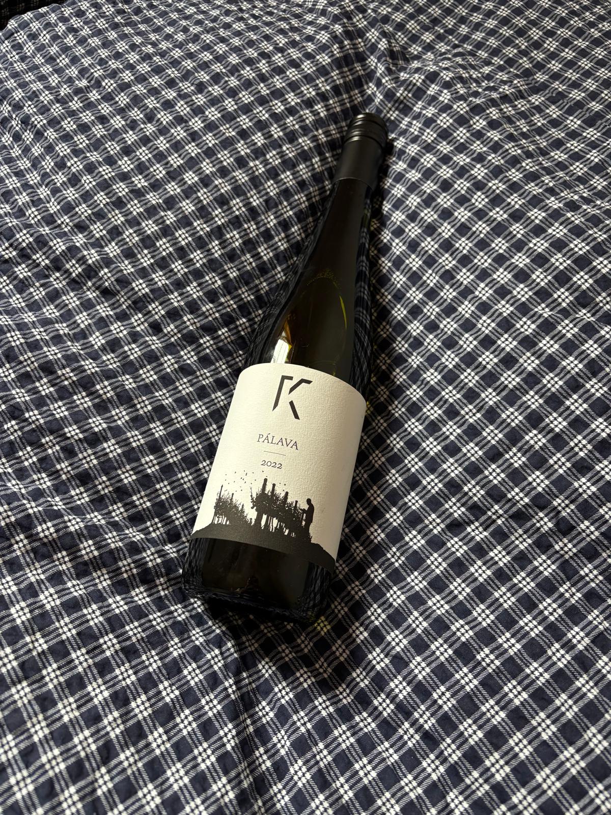 Wein Pálava auf dem Bett im Blauen Apartment