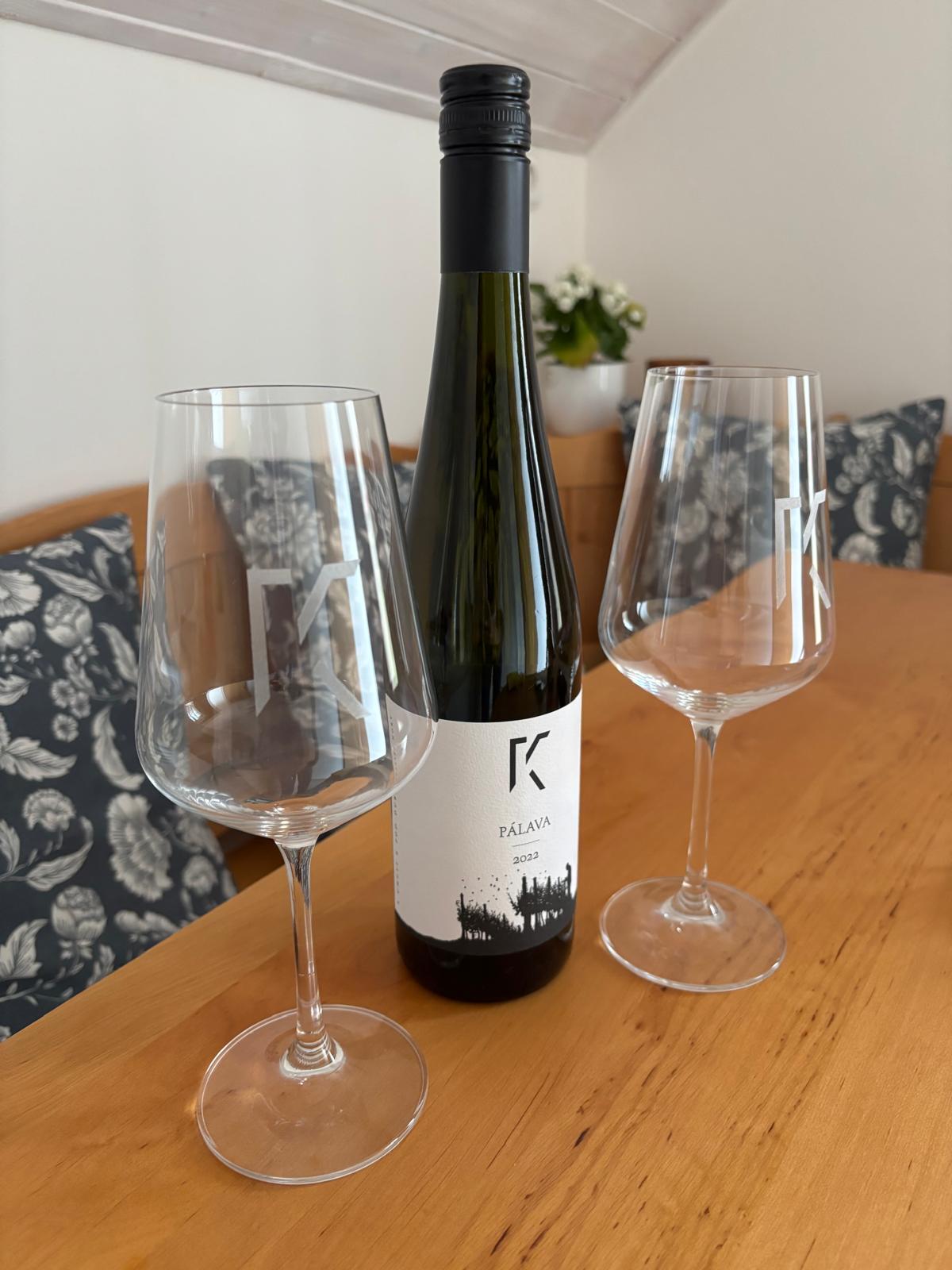 Wein Pálava mit Gläsern