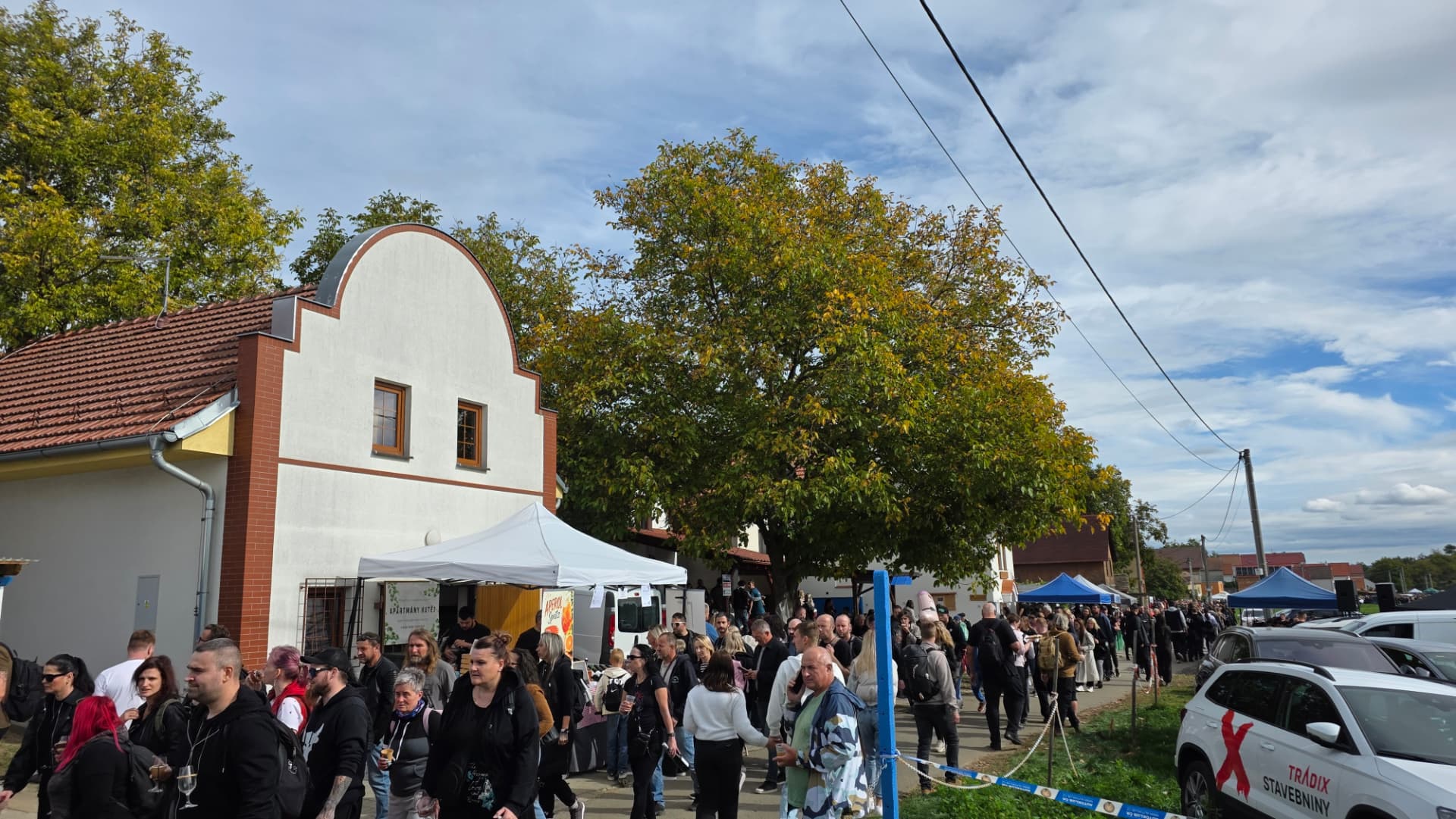 Weinveranstaltung vor dem Haus