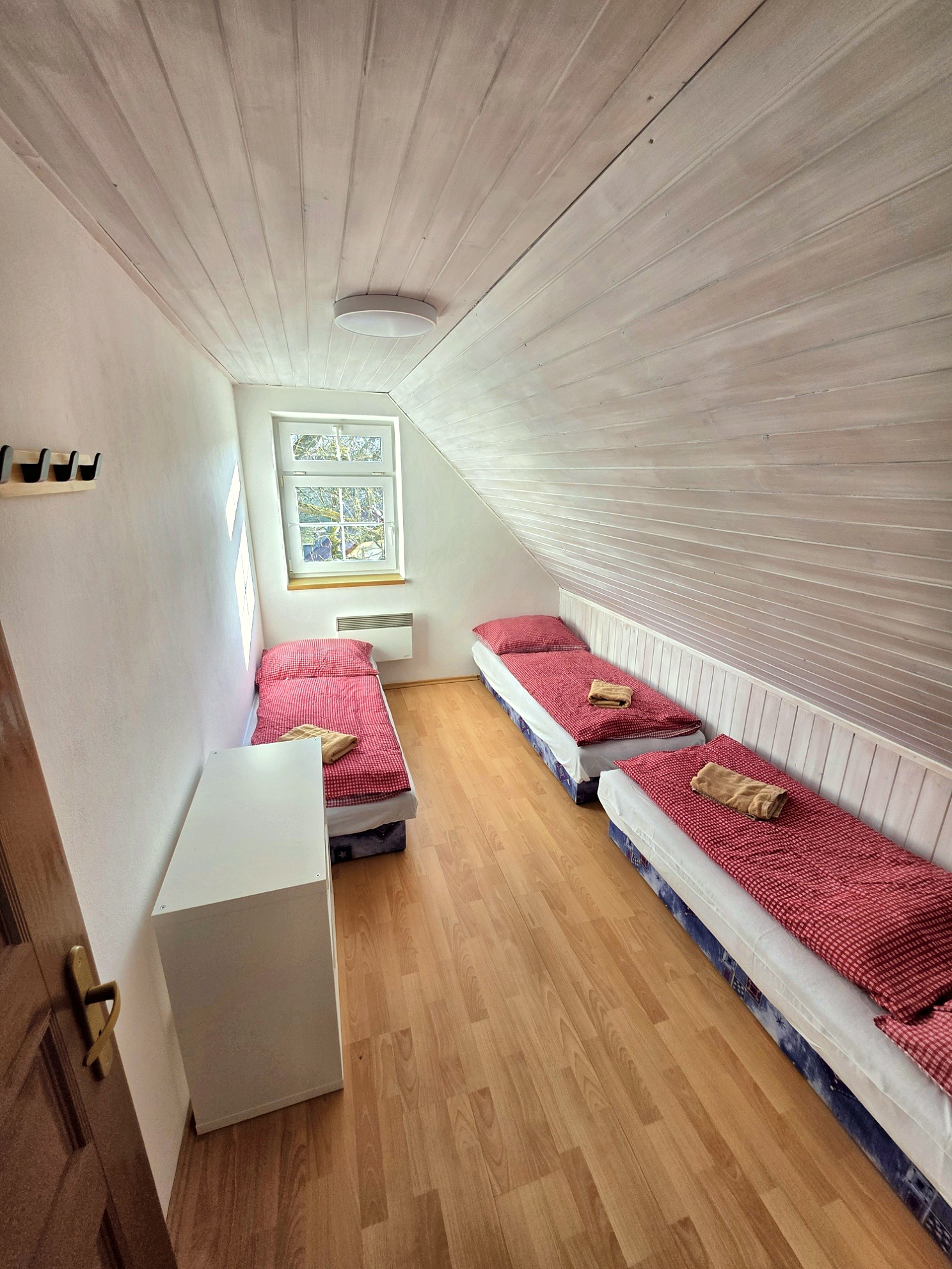 Červený apartmán – ložnice se třemi postelemi