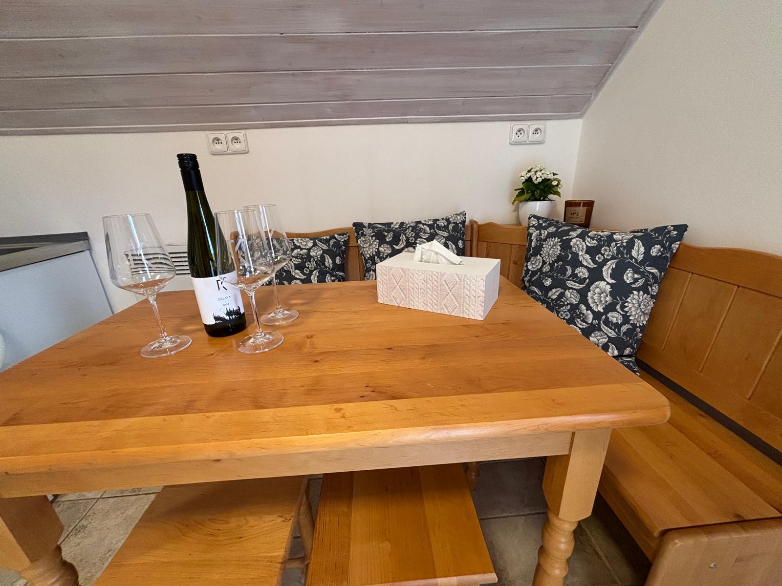Blaues Apartment – Essecke mit Tisch