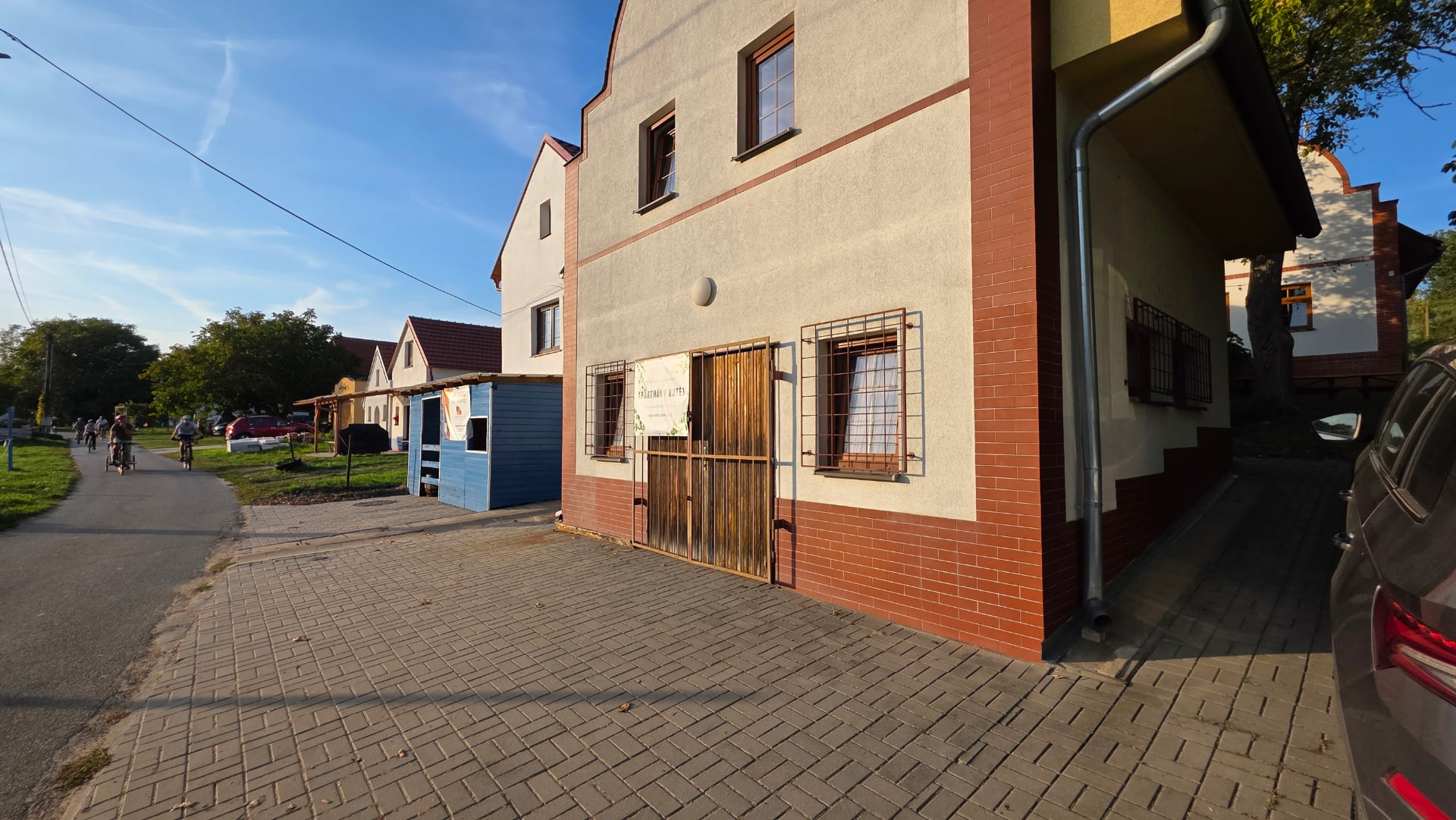 Das Apartmenthaus von der Straße aus