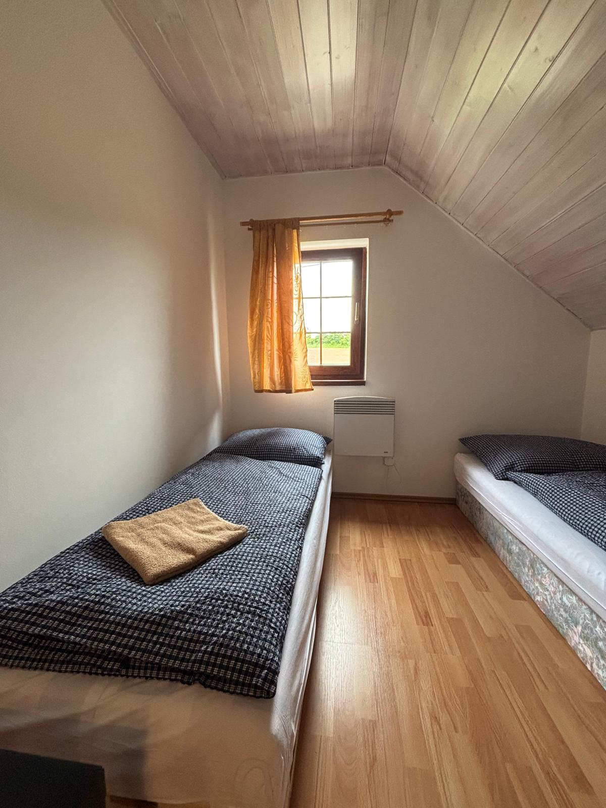 Blaues Apartment – Schlafzimmer, Blick von der Tür