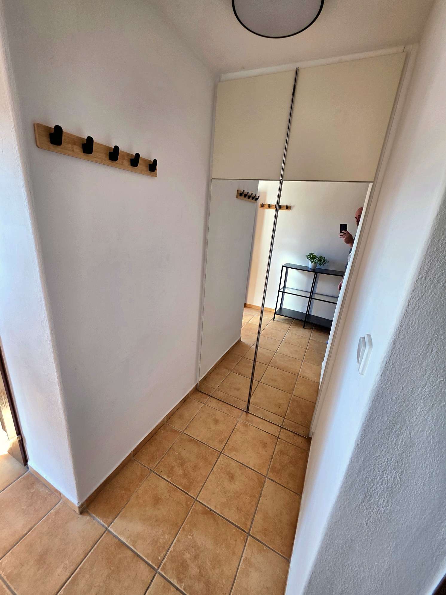 Červený apartmán – chodba se šatní skříní