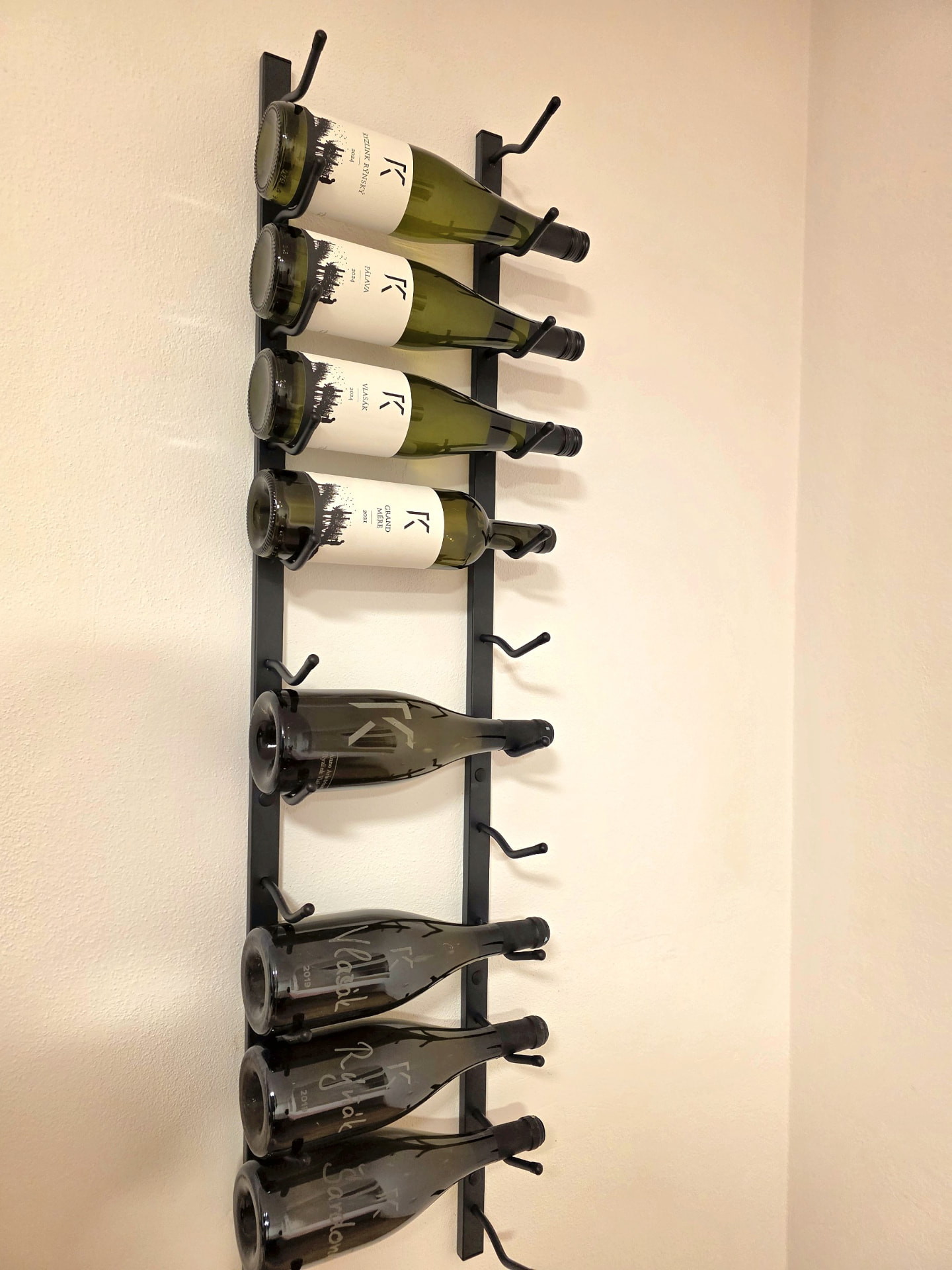 Červený apartmán – víno na nástěnném stojanu