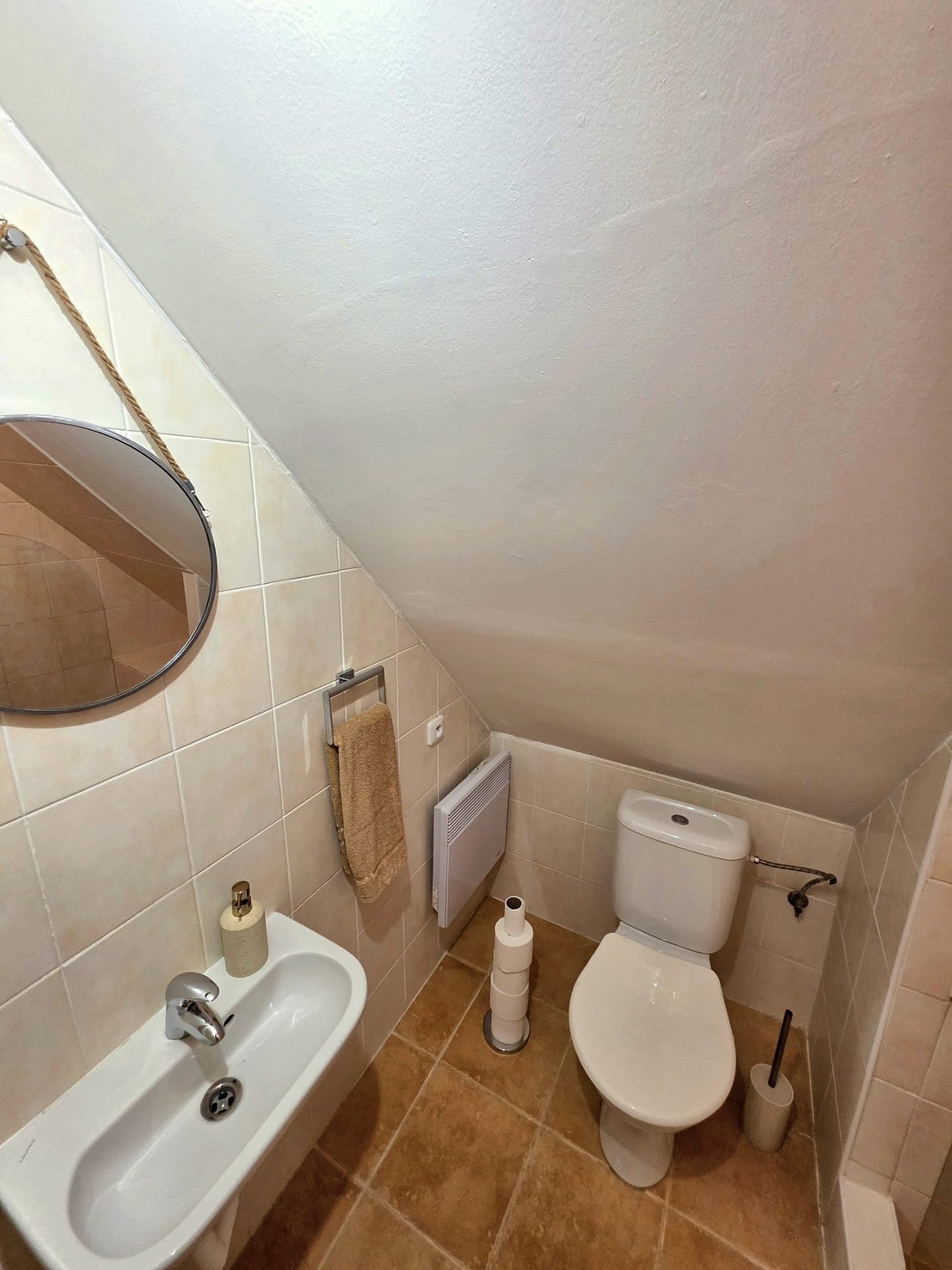 Červený apartmán – koupelna – umyvadlo a WC